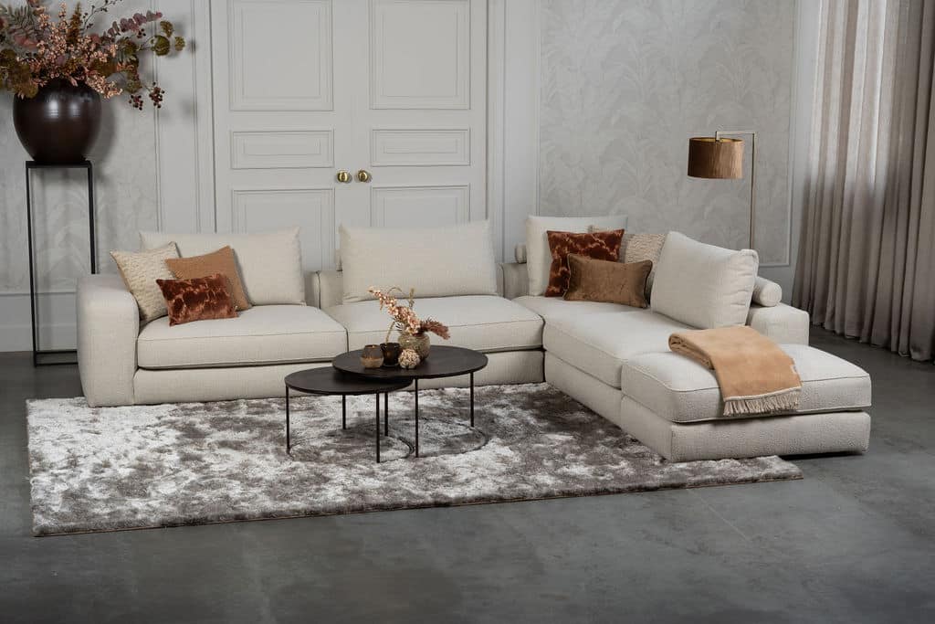 Beige sofa with various elements and an attractive red/pink interior styling.