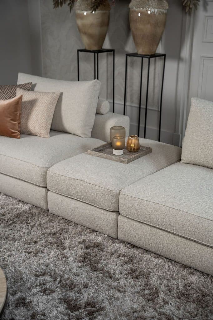 De elementenbank Eva met zachte kussens in een licht beige stof van Room108