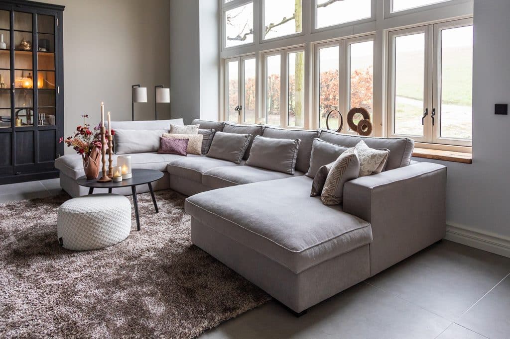 BINNENKIJKEN IN DE RUSTIEKE EN UNIEKE WONING VAN CHARON