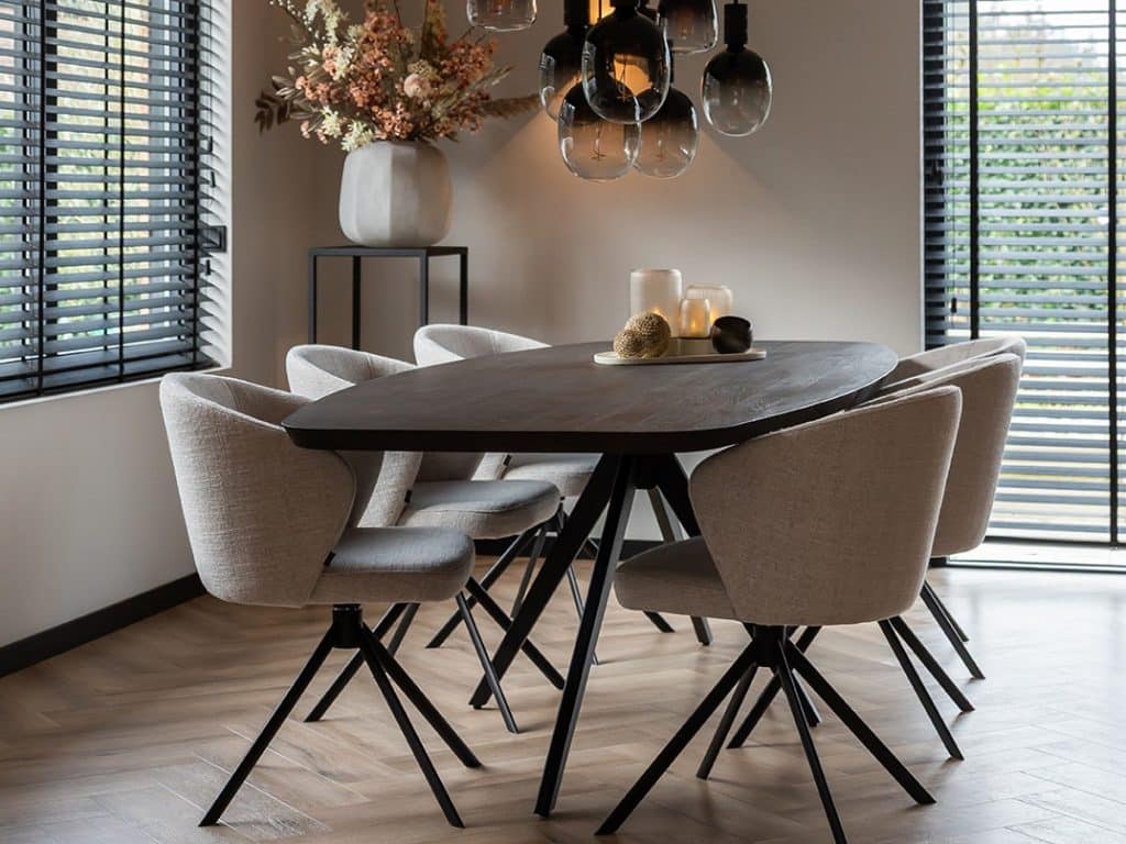 BINNENKIJKEN BIJ LINDA: LICHT, RUIMTE EN STIJL