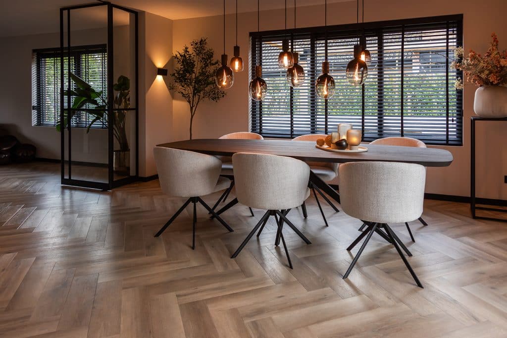 un aperçu de la maison de Linda, depuis le compte Instagram @stulpjeopdeveluwe. Avec table à manger ovale danoise et chaises de salle à manger beiges. Avec lampe suspendue en verre d'ambiance.