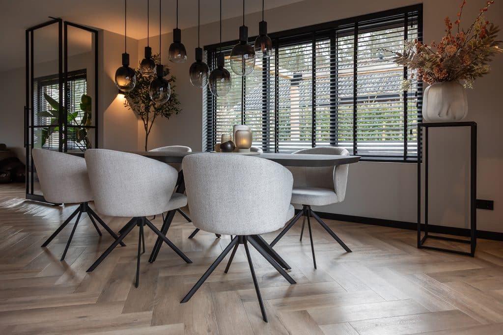 un aperçu de la maison de Linda, depuis le compte Instagram @stulpjeopdeveluwe. Avec table à manger ovale danoise et chaises de salle à manger beiges.