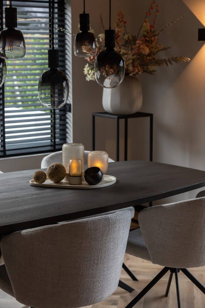 un aperçu de la maison de Linda, depuis le compte Instagram @stulpjeopdeveluwe. Avec table à manger ovale danoise et chaises de salle à manger beiges.