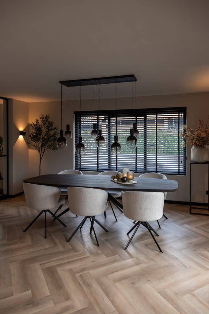 un aperçu de la maison de Linda, depuis le compte Instagram @stulpjeopdeveluwe. Avec table à manger ovale danoise et chaises de salle à manger beiges.