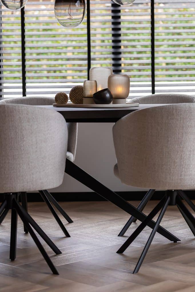 un aperçu de la maison de Linda, depuis le compte Instagram @stulpjeopdeveluwe. Avec table à manger ovale danoise et chaises de salle à manger beiges.