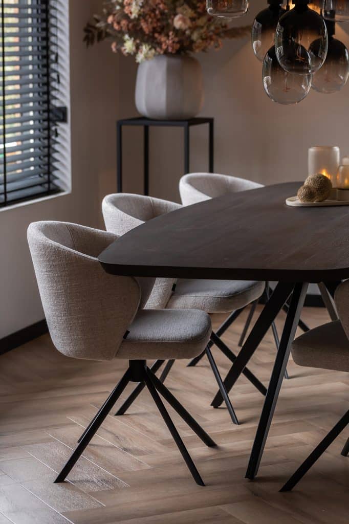 un aperçu de la maison de Linda, depuis le compte Instagram @stulpjeopdeveluwe. Avec table à manger ovale danoise et chaises de salle à manger beiges.