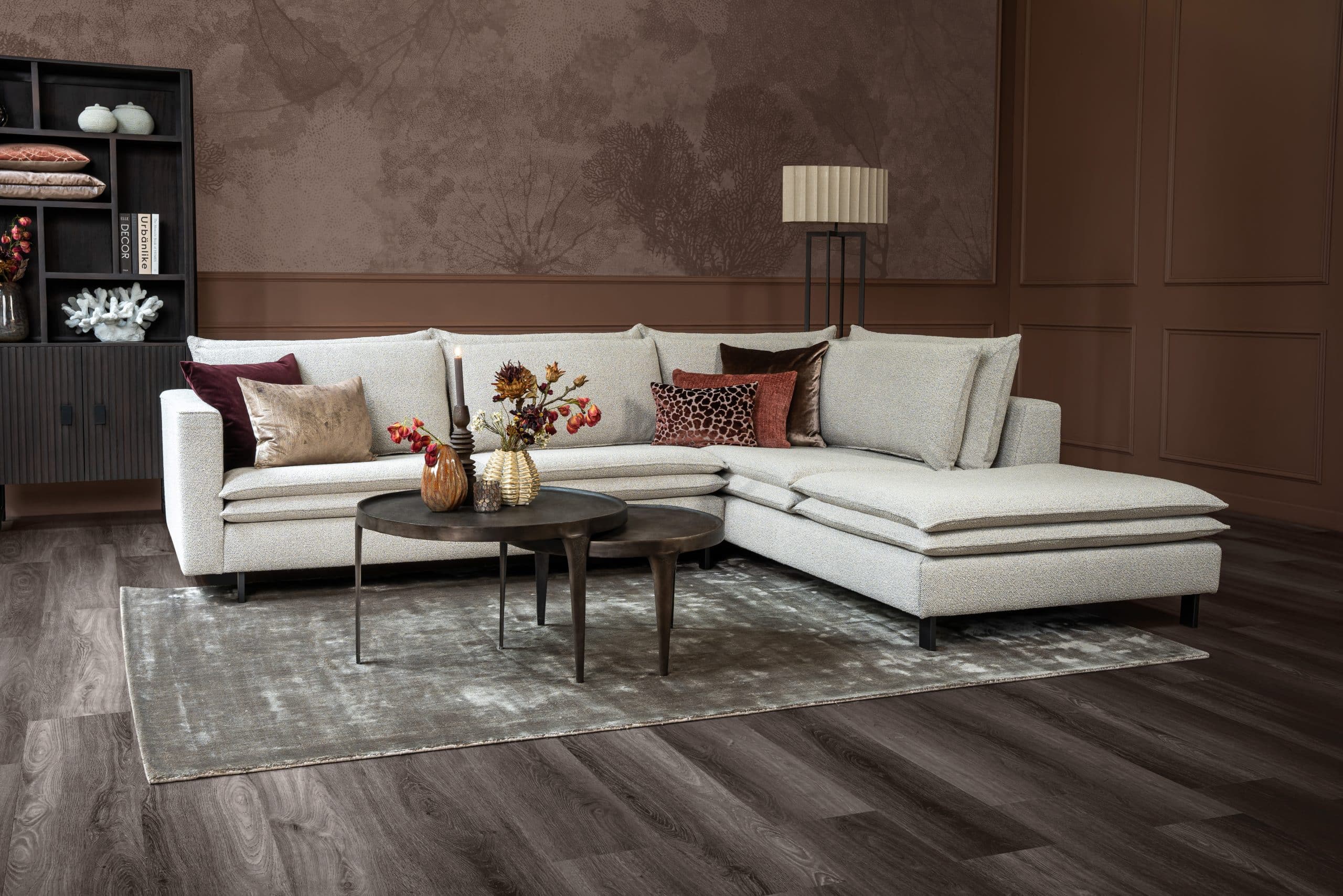 Lichte hoekbank in een warm interieur, stap voor stap zelf samenstellen.