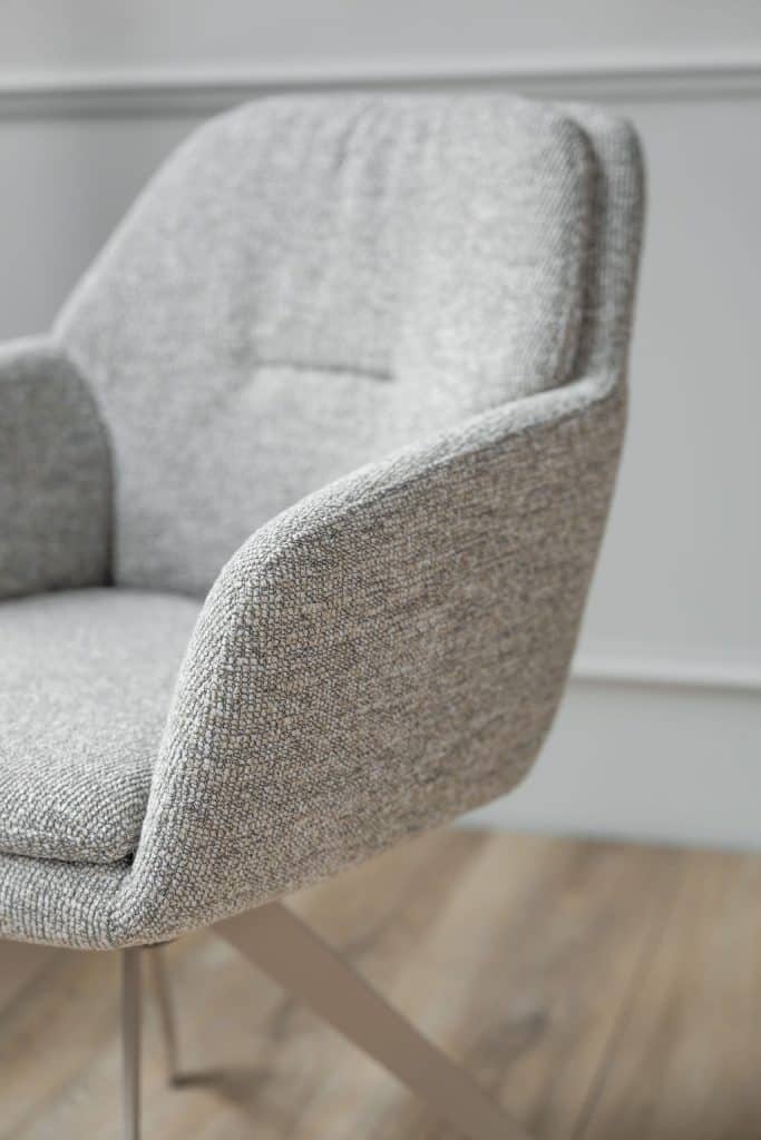 Eetkamerstoel in lichtgrijze stof en beige poot