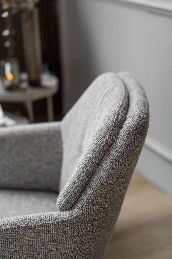 Eetkamerstoel in lichtgrijze stof en beige poot