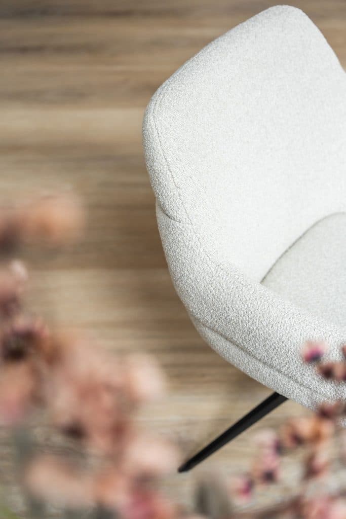 hellbeiger Stuhl mit Armlehnen von Gusj