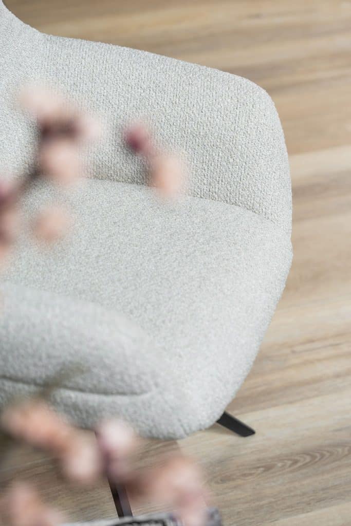 hellbeiger Stuhl mit Armlehnen von Gusj