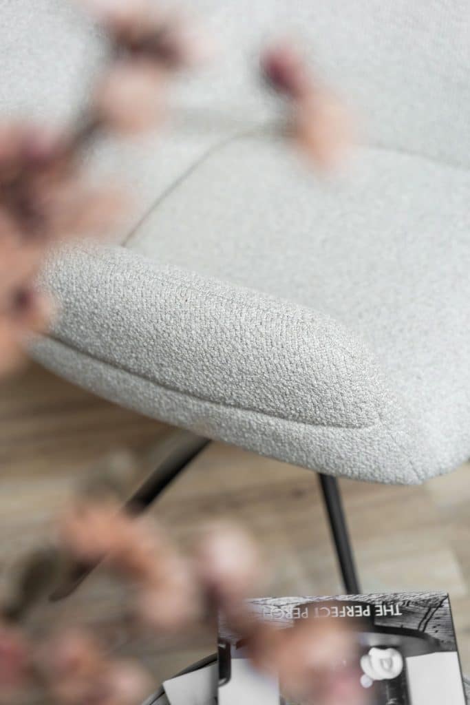 hellbeiger Stuhl mit Armlehnen von Gusj