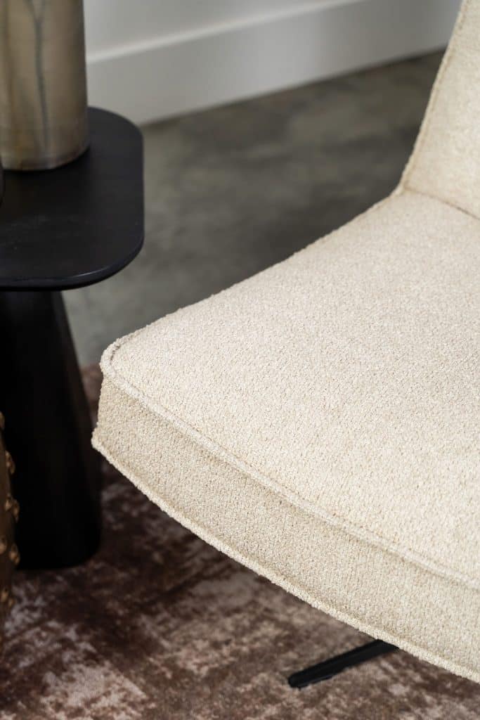 Beiger Sessel von Gusj mit schwarzem Bein