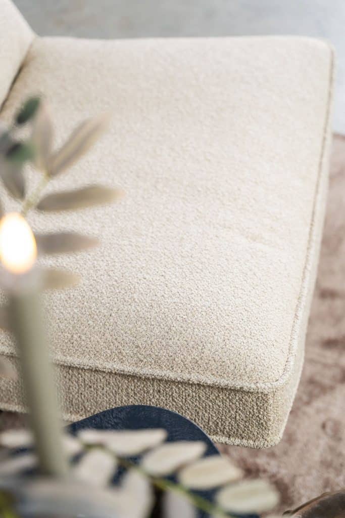 Beiger Sessel von Gusj mit schwarzem Bein