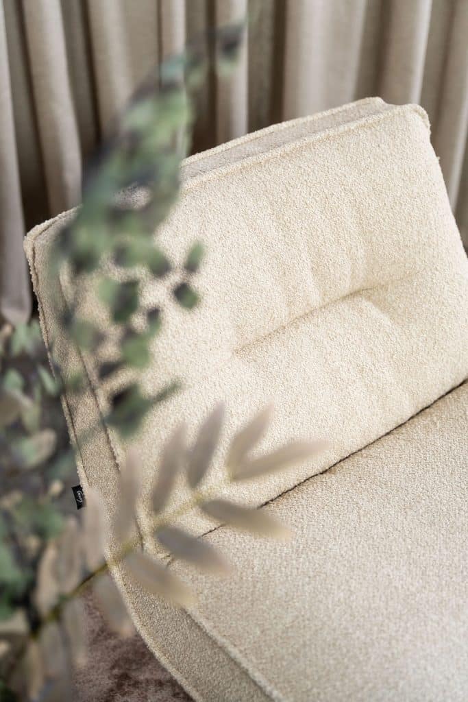 Beiger Sessel von Gusj mit schwarzem Bein