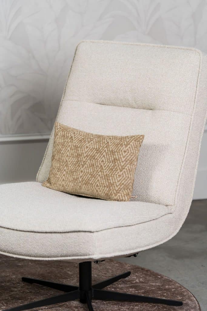 Beige fauteuil van Gusj met zwarte poot