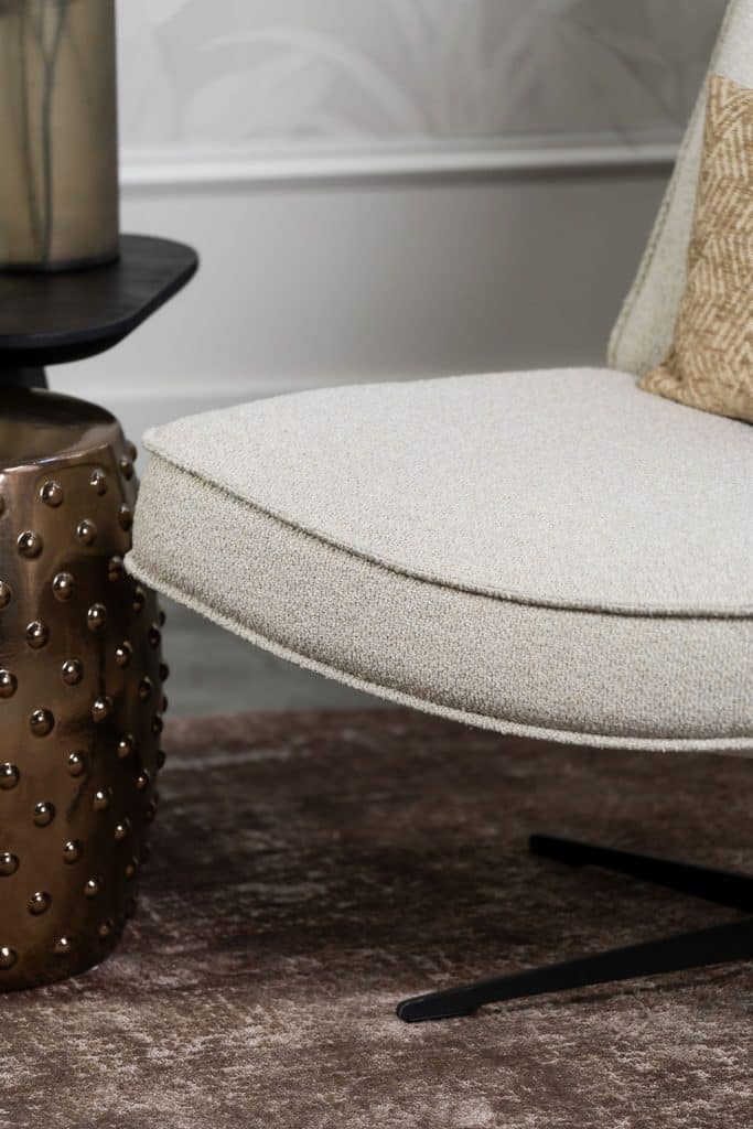 Beige fauteuil van Gusj met zwarte poot