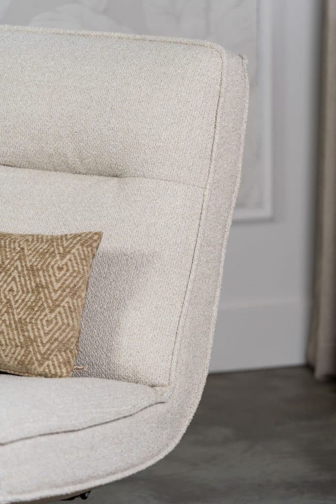 Beige fauteuil van Gusj met zwarte poot