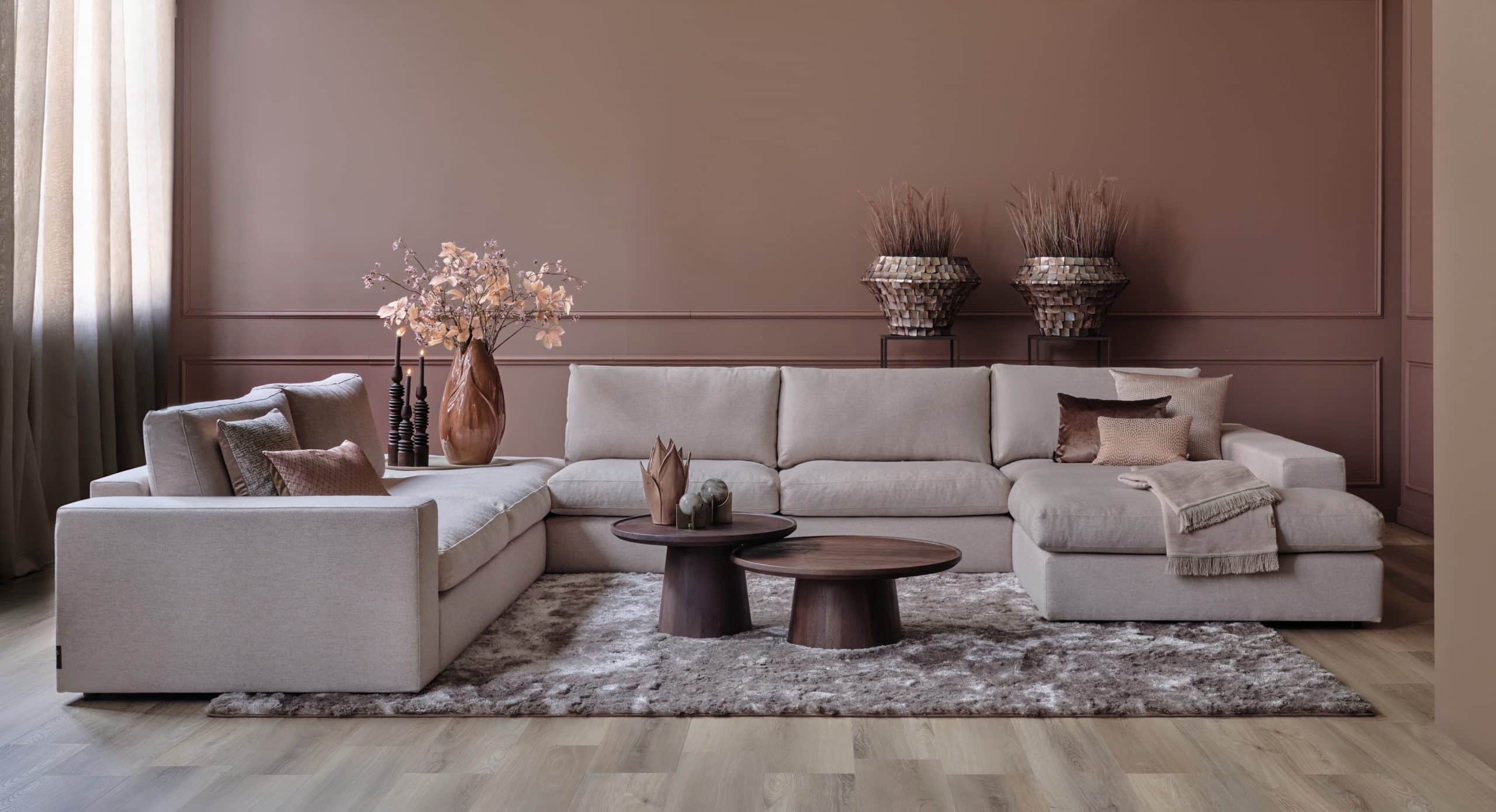 Beige royale hoekbank in een sfeervol en warm interieur