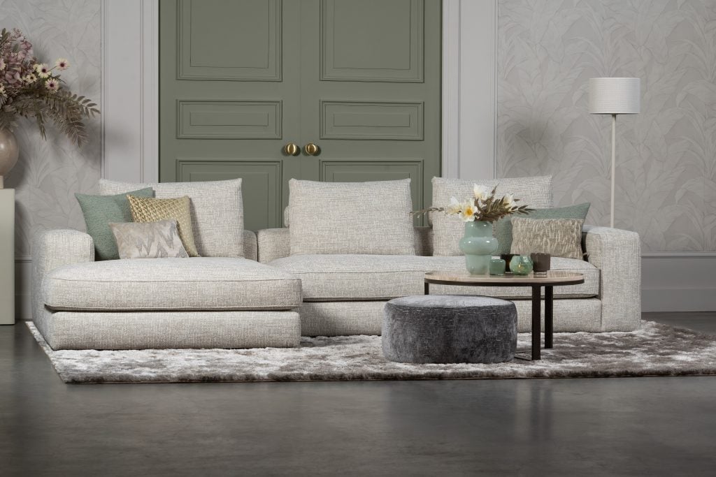 Lichte elementenbank Eva in zachte stof met natural en groene woonaccessoires