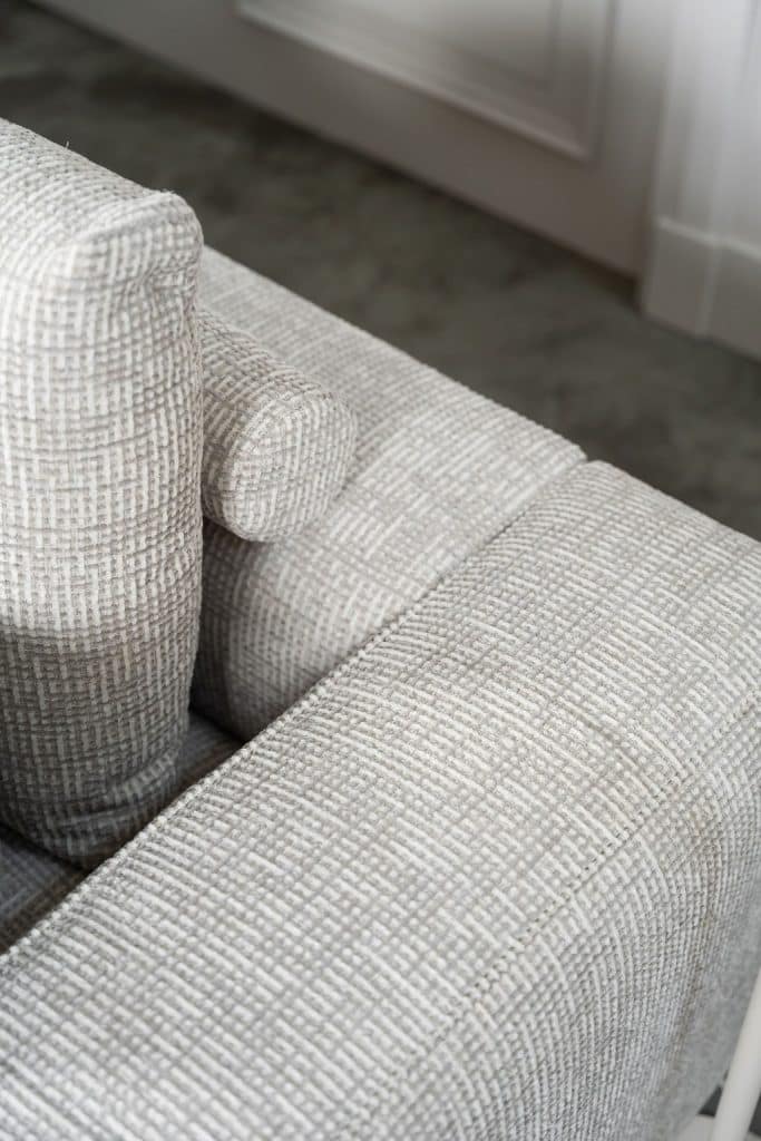 Lichte elementenbank Eva in zachte stof met natural en groene woonaccessoires