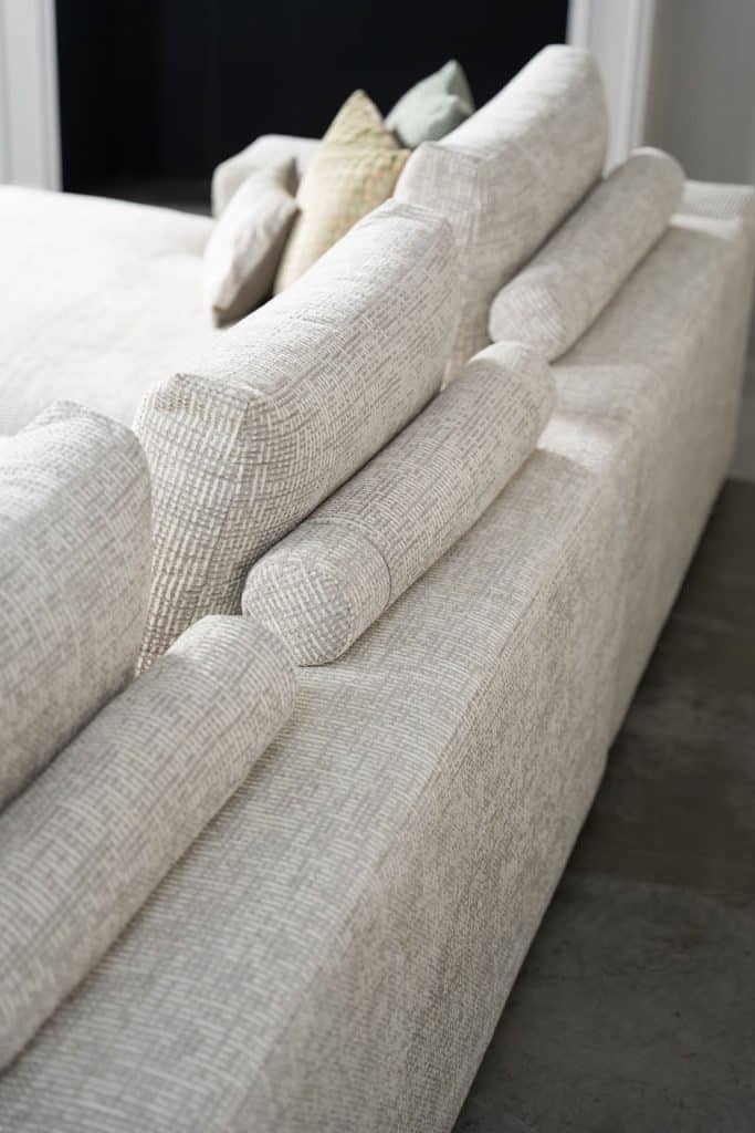 Lichte elementenbank Eva in zachte stof met natural en groene woonaccessoires