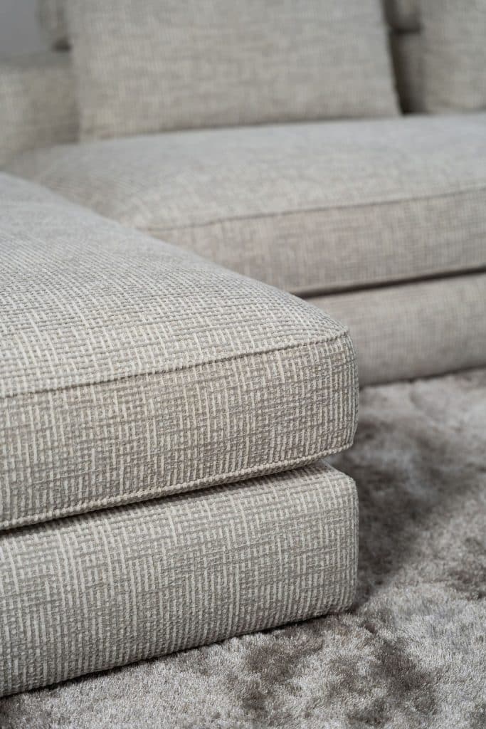 Lichte elementenbank Eva in zachte stof met natural en groene woonaccessoires