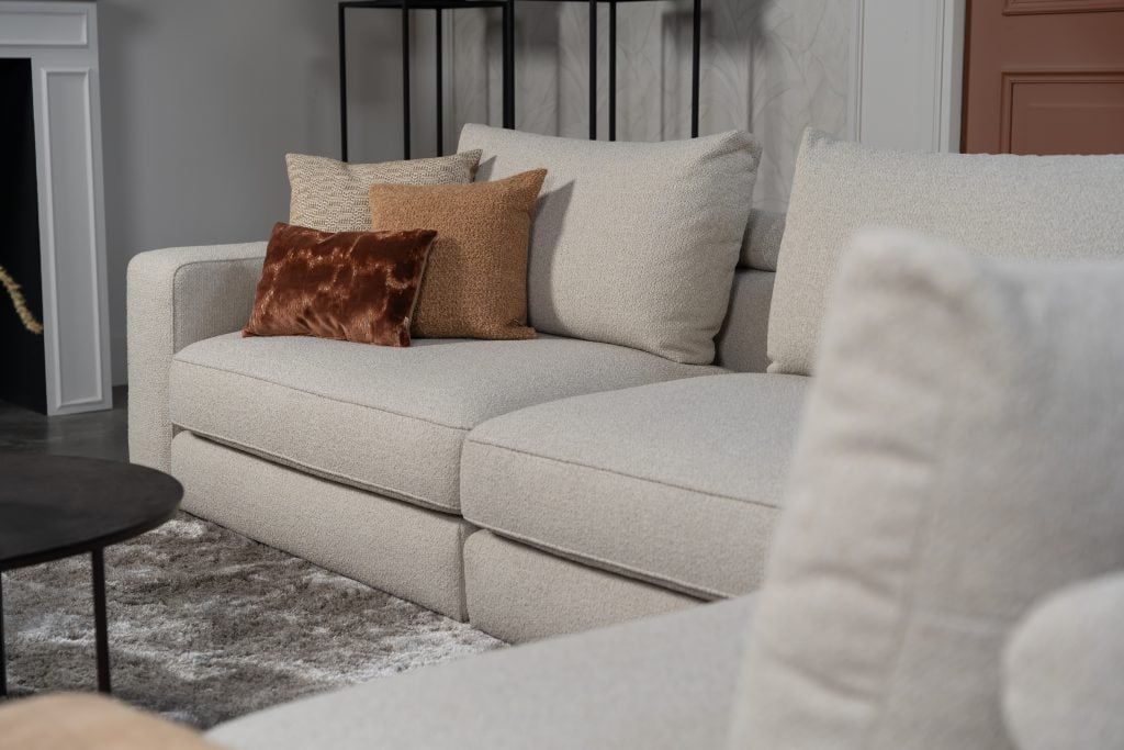 Divano angolare beige in un interno lussuoso