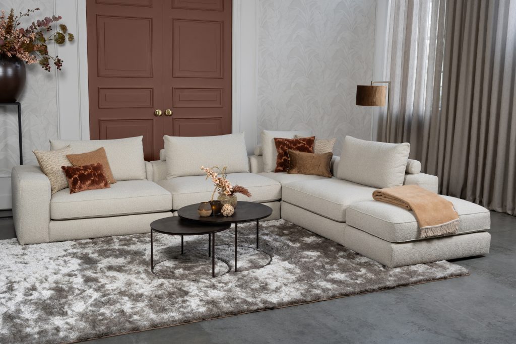 Divano angolare beige in un interno lussuoso