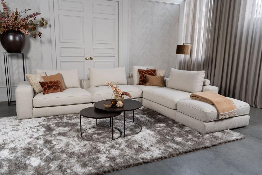 Beige hoekbank die je zelf kan samenstellen, verschillende elementen.