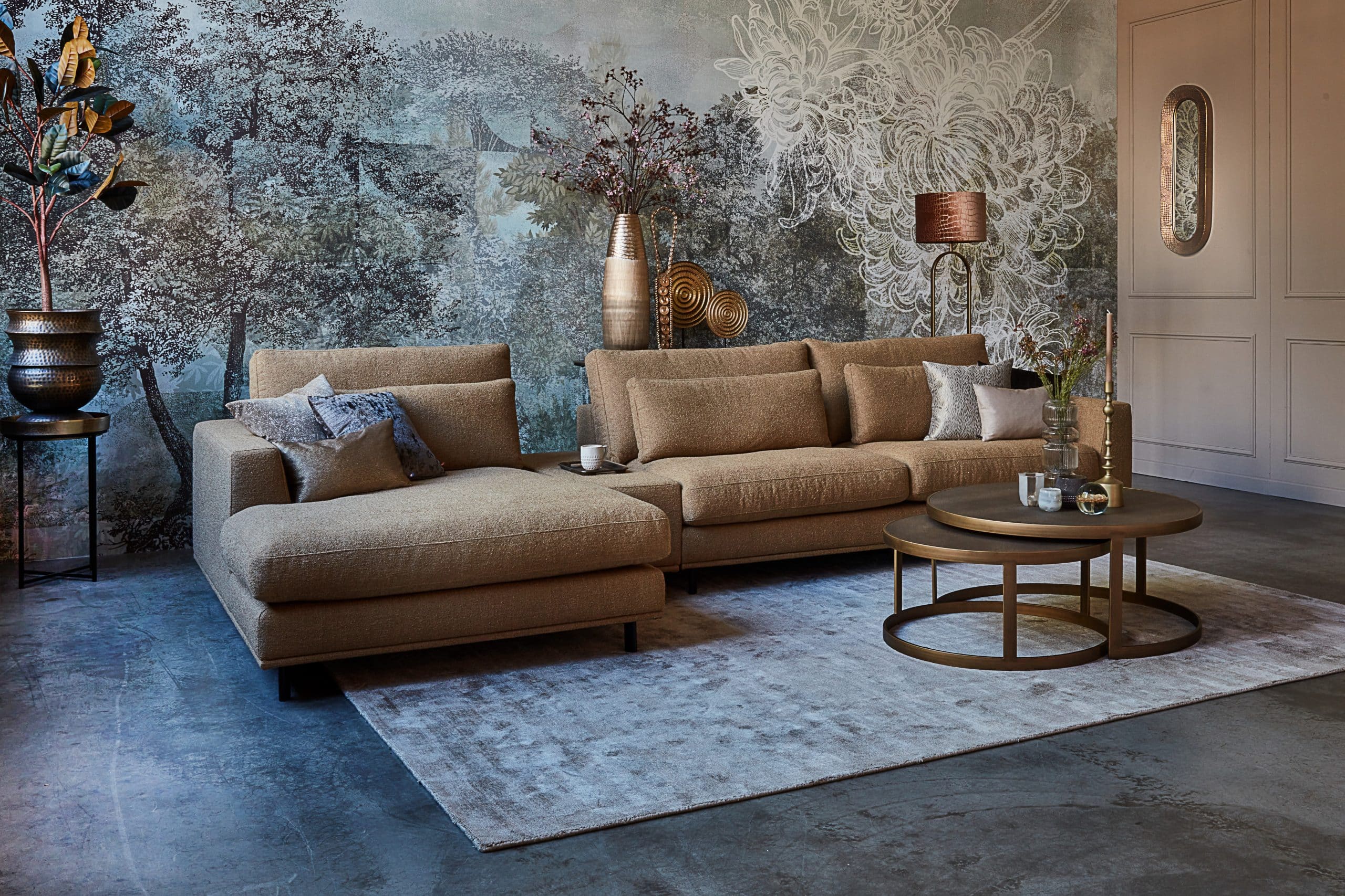 Hoekbank in een luxe stof in een warme kleur