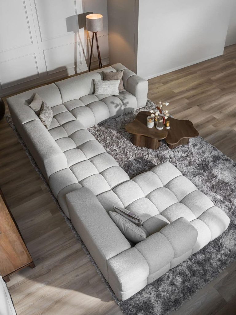 Lichte hoekbank in U-vorm met voldoende loopruimte achter de rugleuning