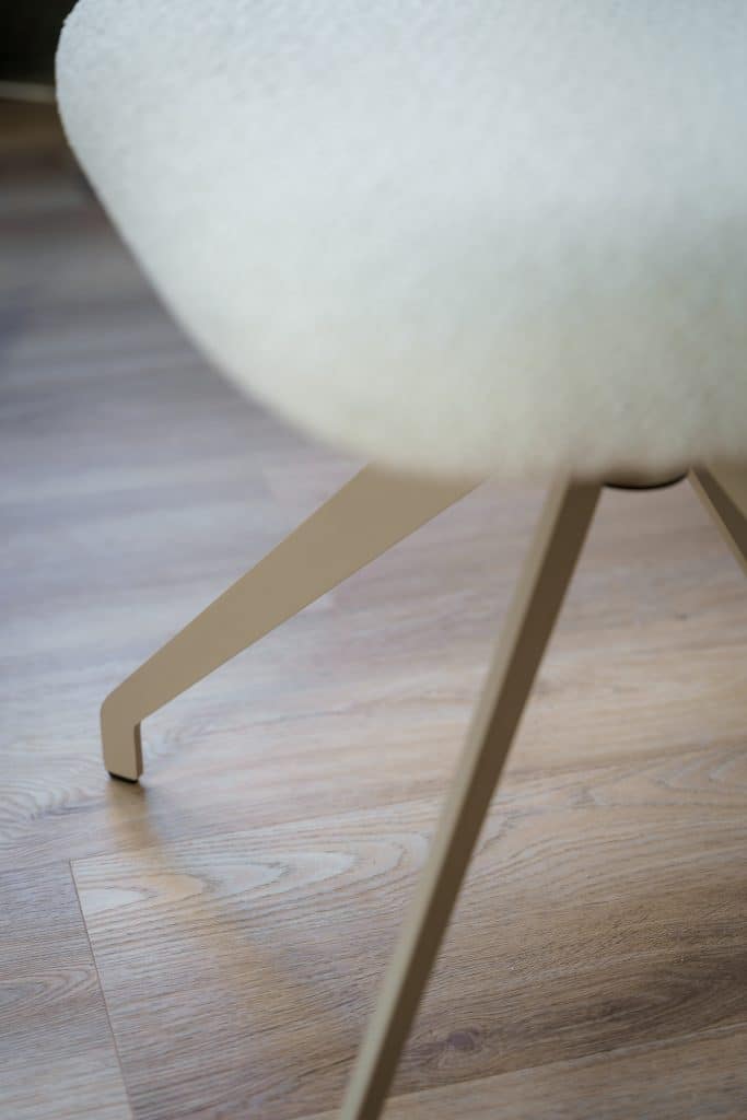 Bílá jídelní židle s béžovou nohou