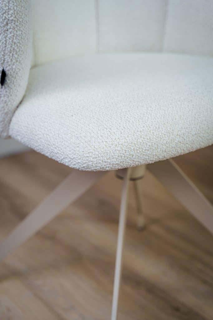 Bílá jídelní židle s béžovou nohou