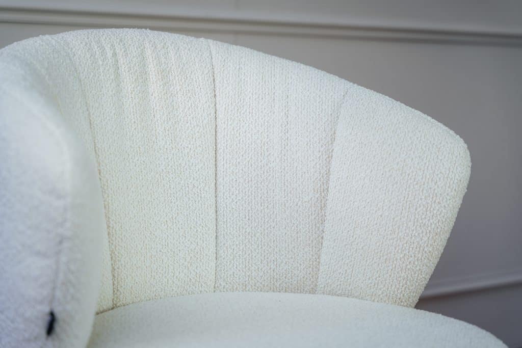 Bílá jídelní židle s béžovou nohou