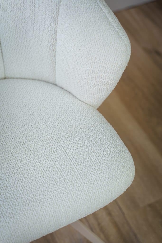 Bílá jídelní židle s béžovou nohou