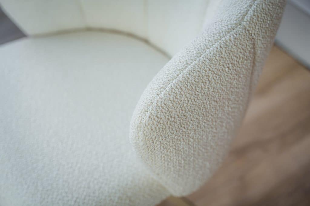 Bílá jídelní židle s béžovou nohou