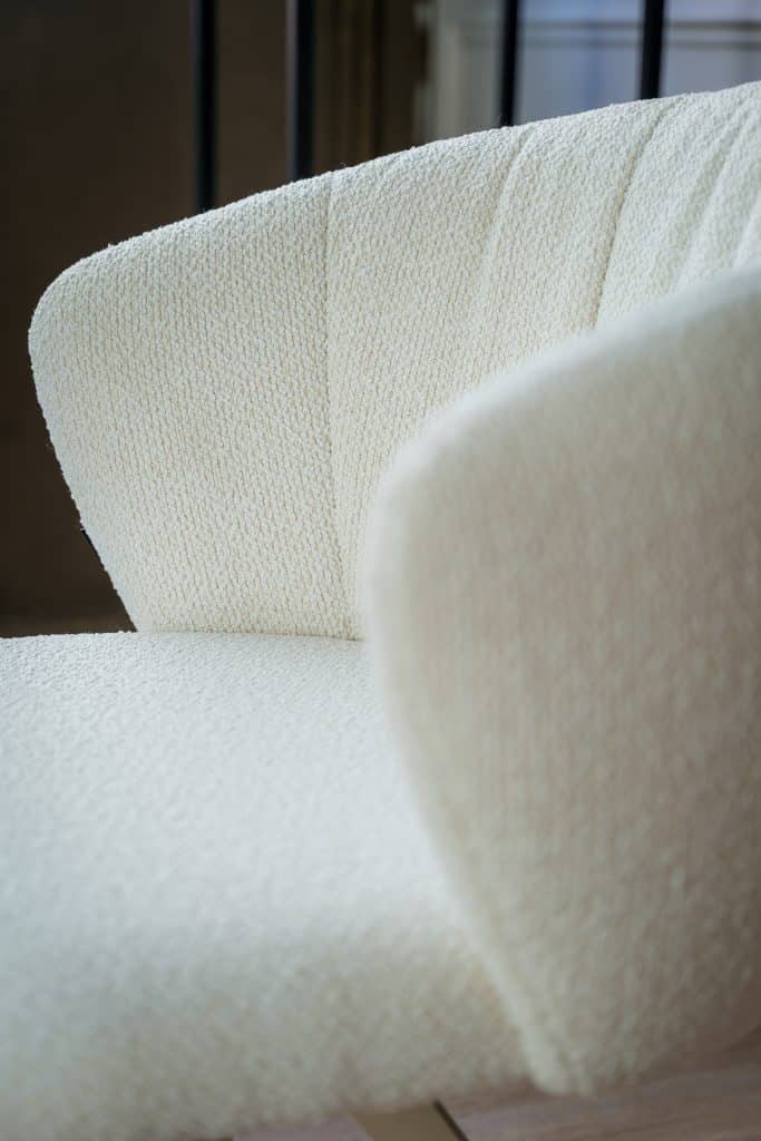 Bílá jídelní židle s béžovou nohou