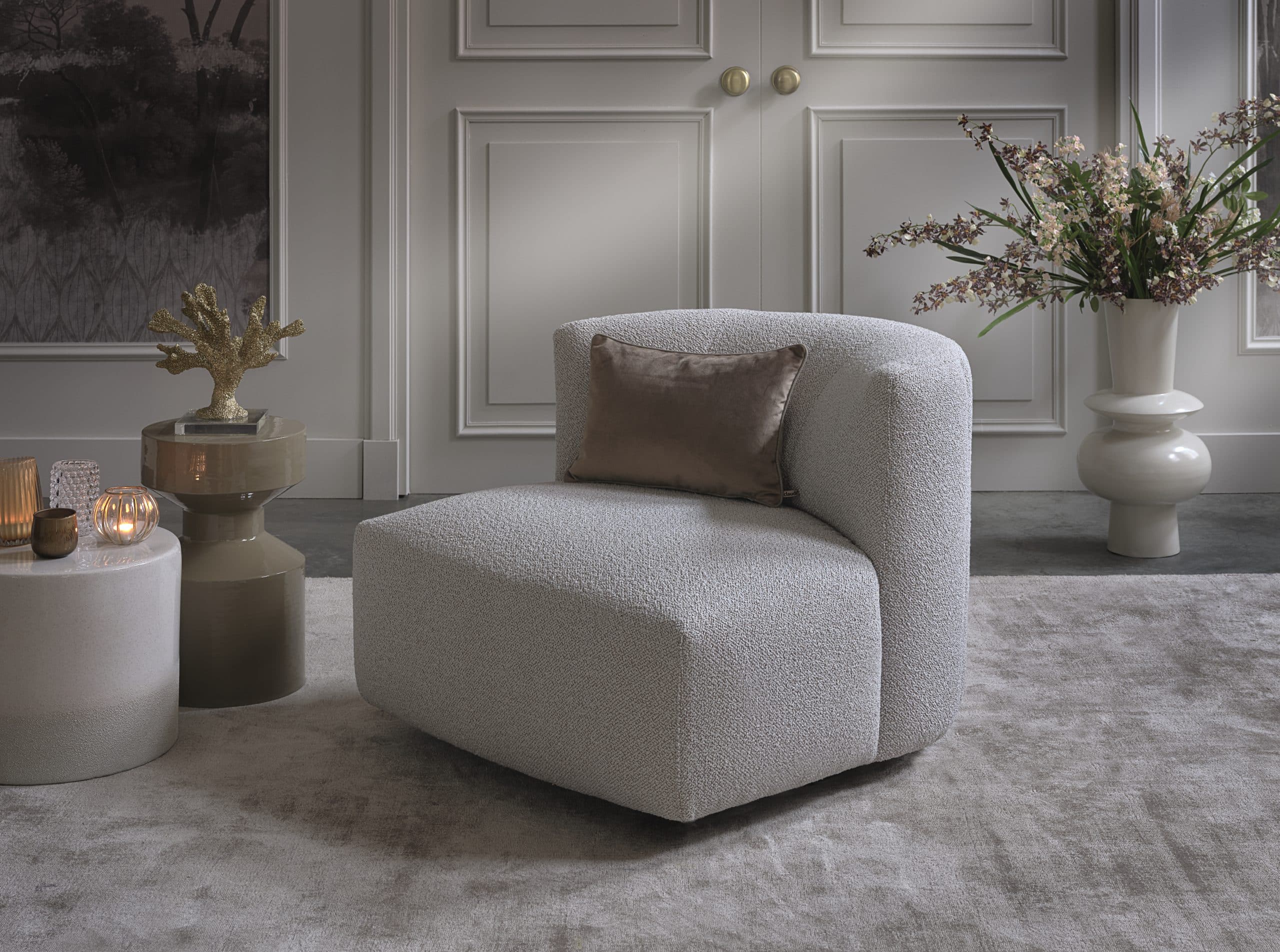 beige fauteuil in een trendy luxe stof.