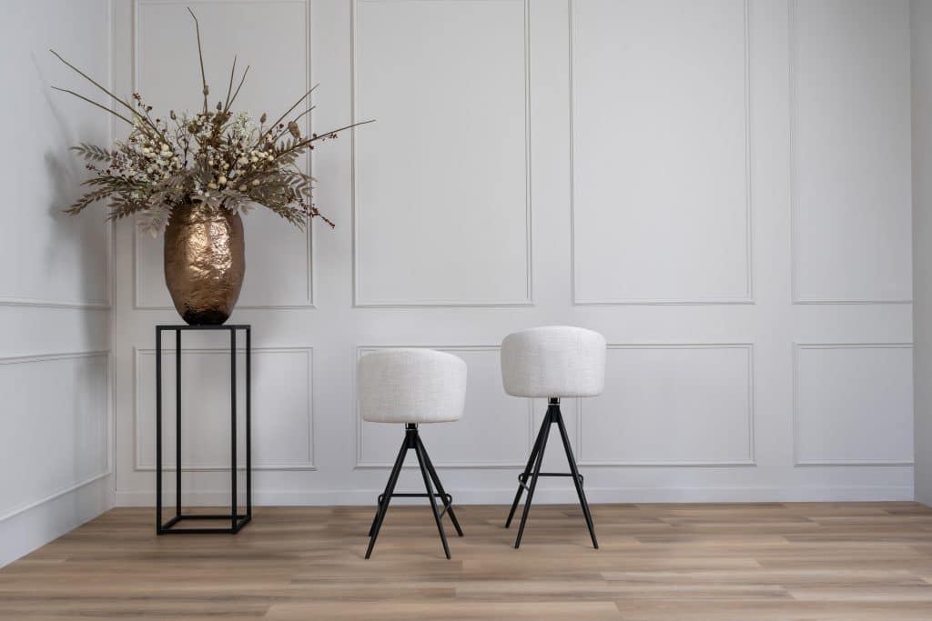 Lichte barkruk in 2 verschillende hoogtes met een zwarte poot.