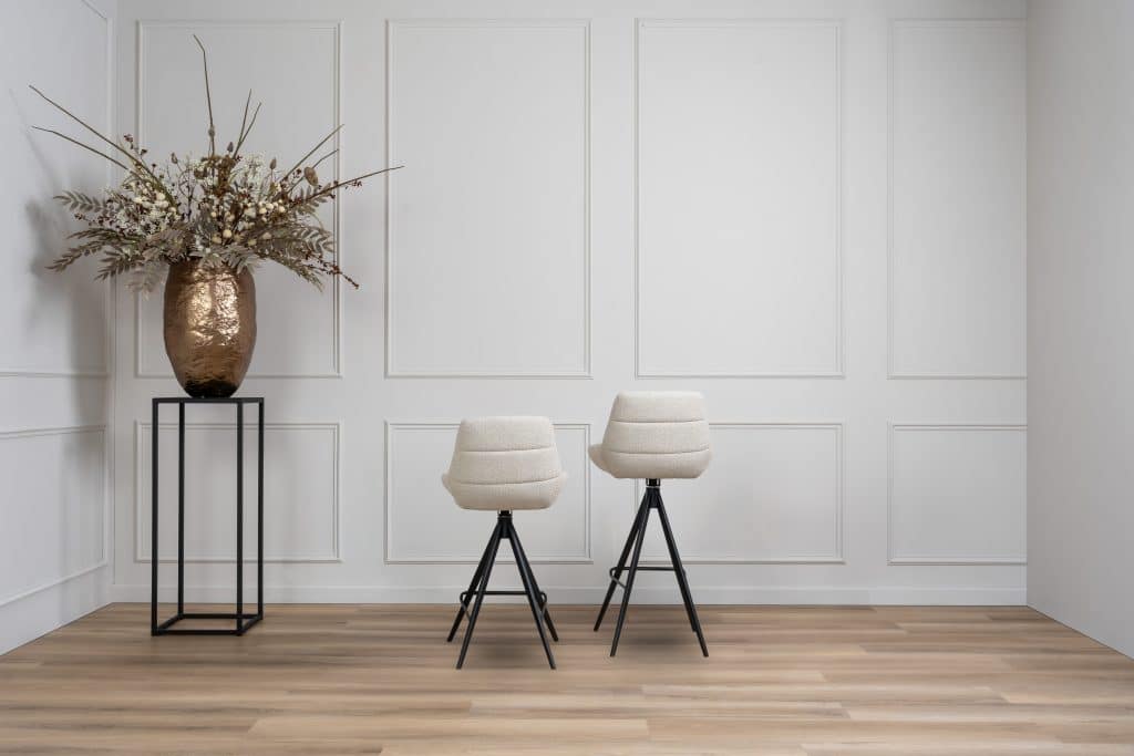 Beige barkruk in 2 verschillende hoogtes met een zwarte poot.