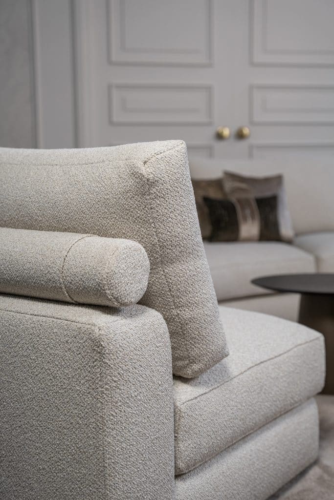 Beige hoekbank met ronde elementen. Een elementenbank die veelzijdig en comfortabel is. Afgestyled met natuurlijk en bruine woonaccessoires.