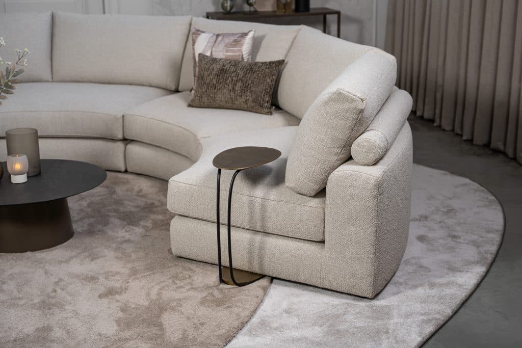 Beige hoekbank met ronde elementen. Een elementenbank die veelzijdig en comfortabel is. Afgestyled met natuurlijk en bruine woonaccessoires.