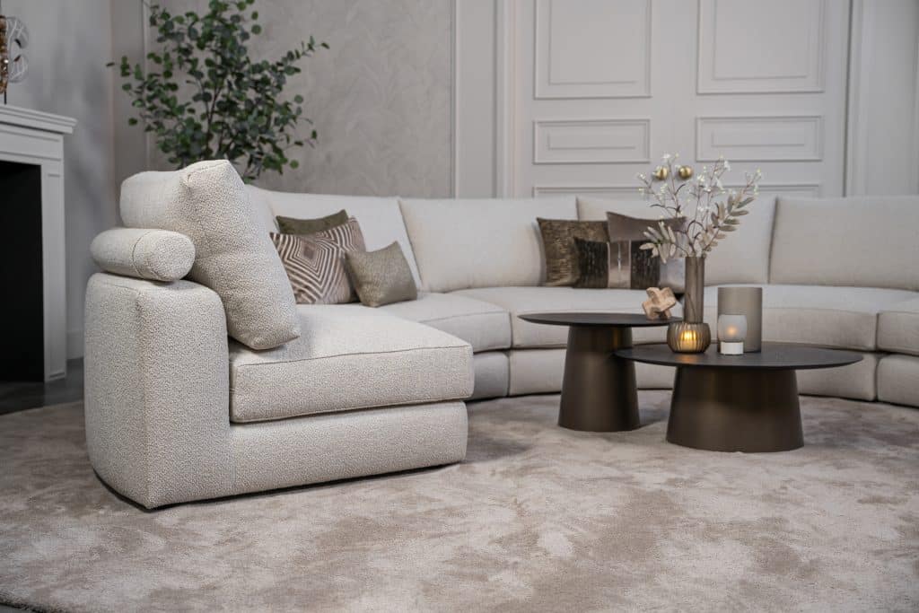 Beige hoekbank met ronde elementen. Een elementenbank die veelzijdig en comfortabel is. Afgestyled met natuurlijk en bruine woonaccessoires.