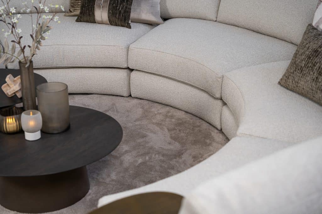 Beige hoekbank met ronde elementen. Een elementenbank die veelzijdig en comfortabel is. Afgestyled met natuurlijk en bruine woonaccessoires.