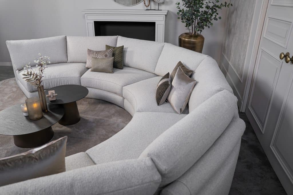 Beige hoekbank met ronde elementen. Een elementenbank die veelzijdig en comfortabel is. Afgestyled met natuurlijk en bruine woonaccessoires.