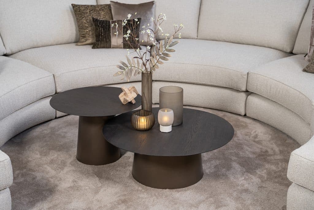 Beige hoekbank met ronde elementen. Een elementenbank die veelzijdig en comfortabel is. Afgestyled met natuurlijk en bruine woonaccessoires.