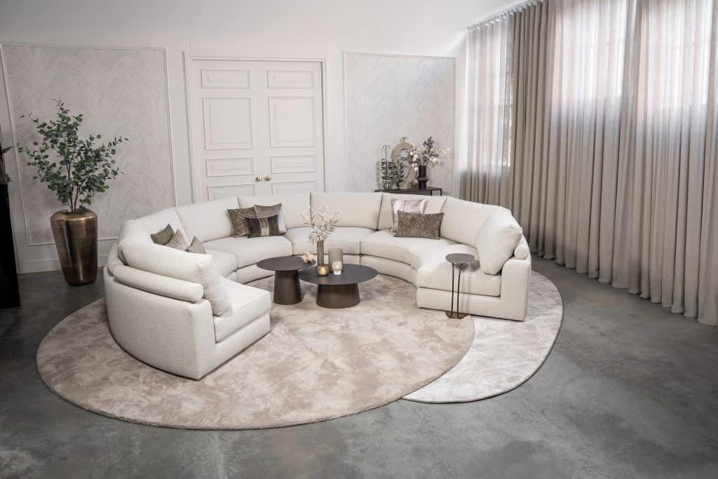 Beige hoekbank met ronde elementen. Een elementenbank die veelzijdig en comfortabel is. Afgestyled met natuurlijk en bruine woonaccessoires.