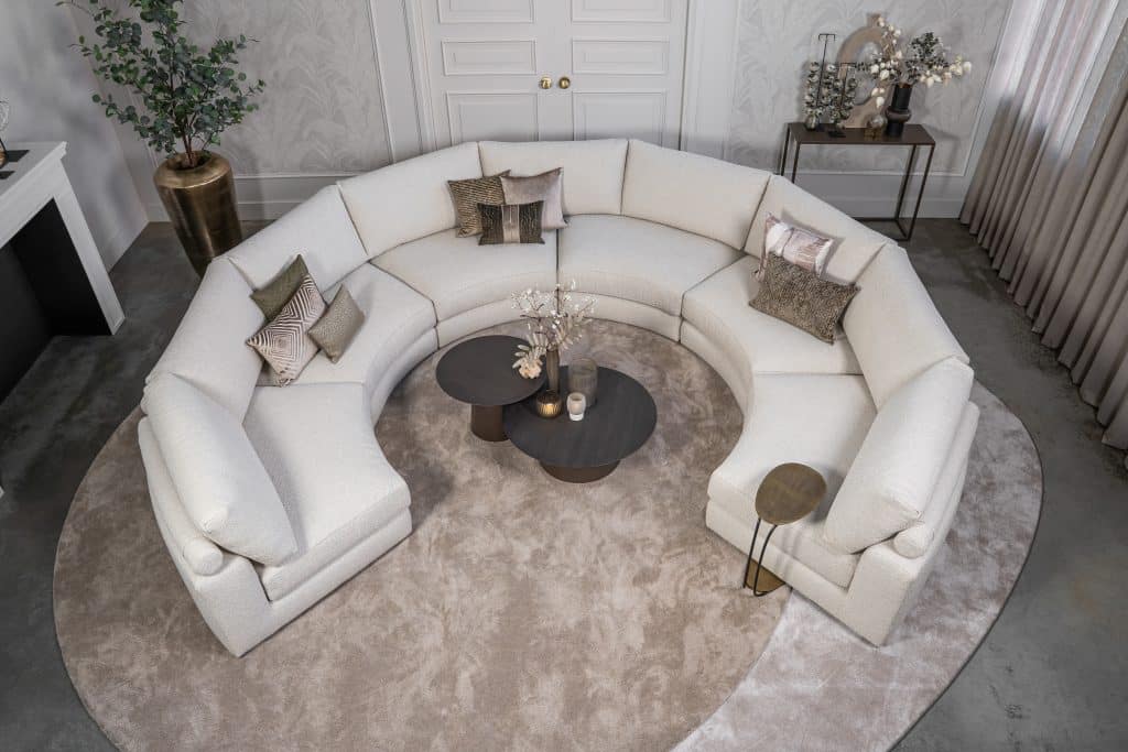 Beige hoekbank met ronde elementen. Een elementenbank die veelzijdig en comfortabel is. Afgestyled met natuurlijk en bruine woonaccessoires.