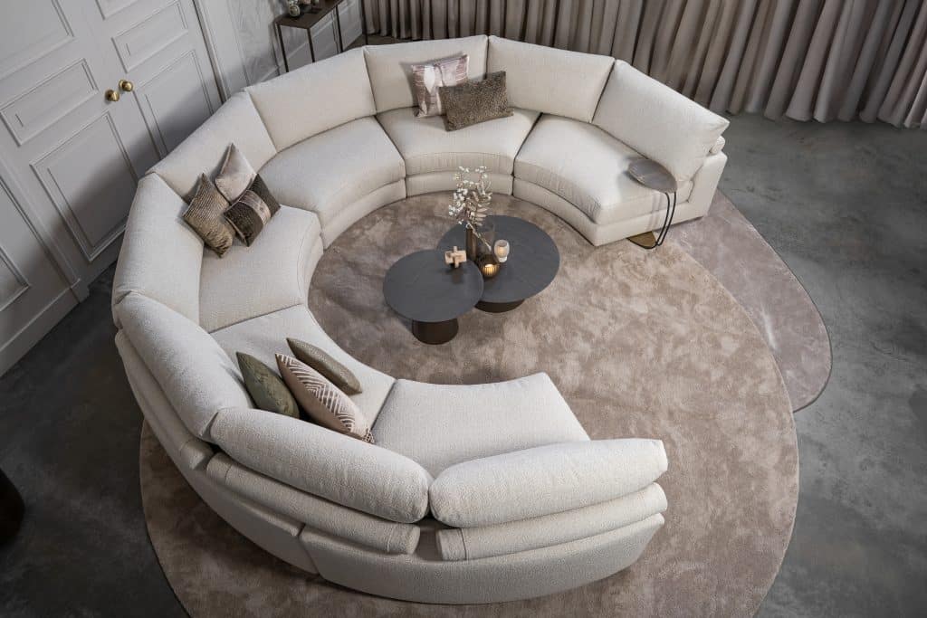 Beige hoekbank met ronde elementen. Een elementenbank die veelzijdig en comfortabel is. Afgestyled met natuurlijk en bruine woonaccessoires.